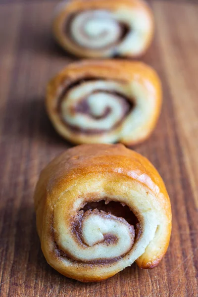 Close Gingerbread Rolls First Focused Others Bokeh Wooden Table Vertical — Stock Photo, Image