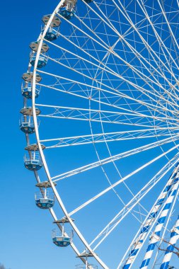 Beyaz dönme dolap manzarası, insansız, açık mavi gökyüzü üzerinde San Sebastian, İspanya, Avrupa. Dikey