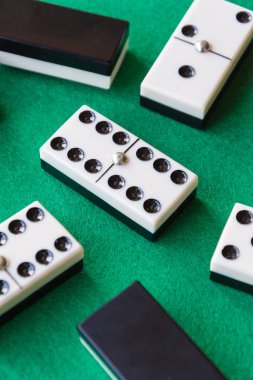 Domino taşlarına yakın plan, dikey oynaması için yeşil paspasın üzerine örtülmüş ve açılmıştı.