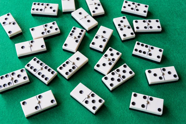 Çalınacak yeşil paspasın birçok domino taşının yatay görüntüsü