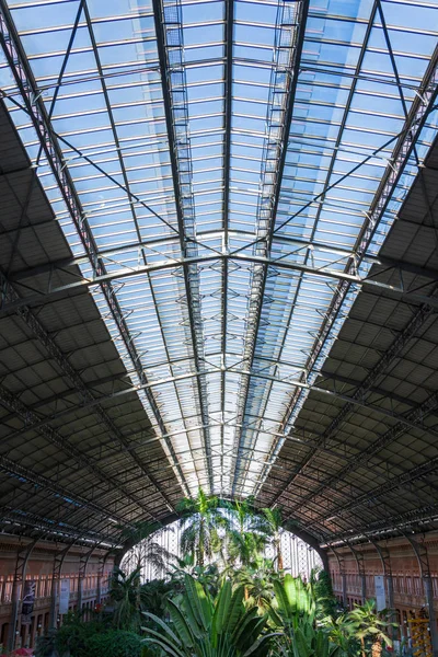 Vista Vertical Janela Telhado Estufa Urbana Estação Ferroviária Atocha Madrid — Fotografia de Stock