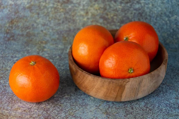 Close Van Mandarijnen Houten Schaal Met Selectieve Focus Versleten Oppervlak — Stockfoto