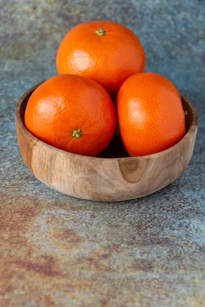 Draufsicht Auf Drei Mandarinen Auf Holzschale Mit Selektivem Fokus Auf — Stockfoto