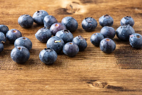 一组蓝色蓝莓在深色木板上的头像 有选择地聚焦在水平方向上 — 图库照片