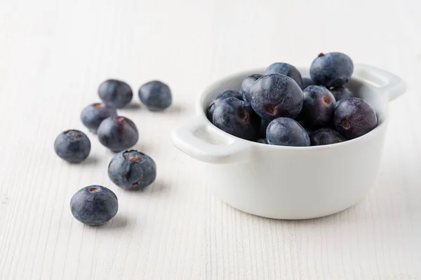 蓝莓在白色碗中的特写 在白色背景上的几个特写 与复制空间平行 — 图库照片