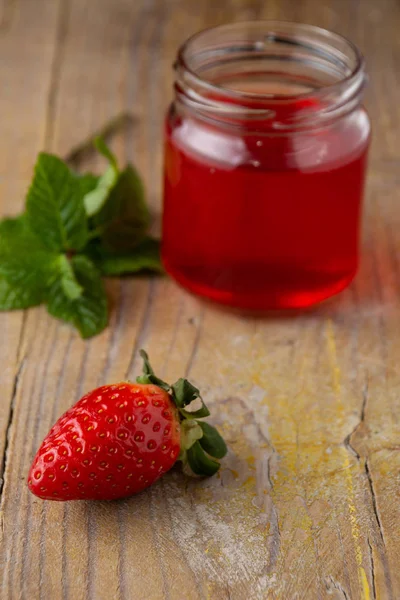 Luftaufnahme Einer Erdbeere Einem Recyclingglas Mit Erdbeergelee Und Minzzweig Mit — Stockfoto
