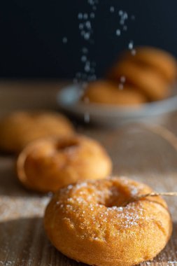 Siyah arkaplan ve şekerin dikey olarak gezindiği Bokeh 'teki çöreklerin üst görünümü