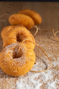 Dikey olarak ahşap masa üzerinde halat ve şeker ile bağlanmış beş çöreğin üst görünümü