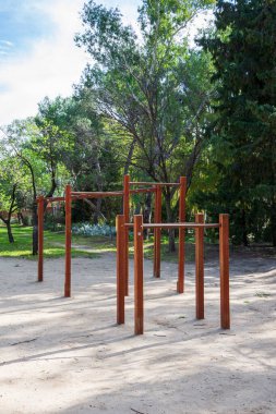 Madrid, İspanya 'da bir parkın spor sahasında eğitim için kullanılan tahta parmaklıkların görüntüsü. Dikey