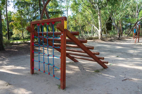 Madrid, İspanya 'da bir parkın spor sahasında eğitim için kullanılan ahşap teçhizat görüntüsü