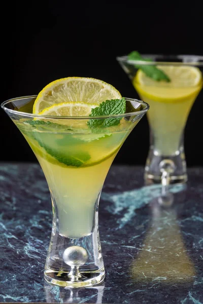 Nahaufnahme Von Zwei Gläsern Mojito Mit Selektivem Fokus Mit Scheiben — Stockfoto