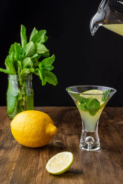 Draufsicht Auf Glas Das Einen Mojito Einem Glas Mit Limettenscheibe — Stockfoto