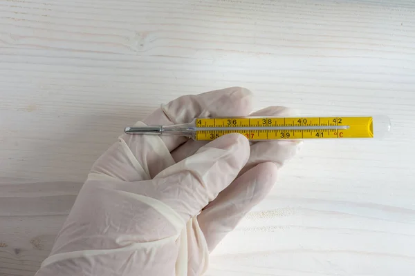 Beyaz Lateks Eldivenli Bir Tarafından Tutulan Sarı Cıva Tıbbi Termometrenin — Stok fotoğraf