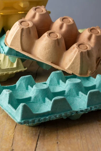 Κάτοψη Κενών Κουτιών Αυγών Επιλεκτική Εστίαση Ξεπερασμένες Ξύλινες Σανίδες Οριζόντια — Φωτογραφία Αρχείου