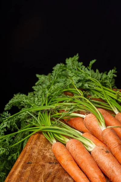 Aerial View Carrots Green Leaves Wooden Table Black Background Vertical — Stock Photo, Image