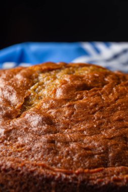 Havuçlu kek ve mavi peçetenin seçici odak, siyah arka plan, dikey