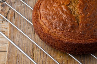 Havuçlu kekin yakın çekimi, fırın rafı ve kırsal ahşap, yatay olarak, kopyalama alanı ile.