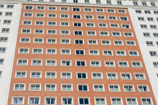 Вид Фасад Здания Окнами Красно Белом Горизонтальном — стоковое фото