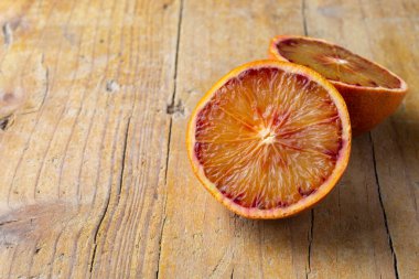 Kırsal tabloda yarım kan turuncusunun üst görüntüsü, kopya alanı ile yatay