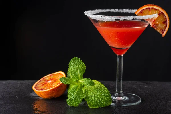 Närbild Cocktailglas Med Blodapelsinmartini Och Socker Med Orange Och Mynta — Stockfoto