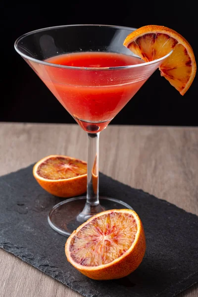 Ovanifrån Cocktailglas Med Blod Orange Martini Halv Orange Svart Skiffer — Stockfoto