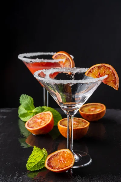 Horní Pohled Dvě Koktejlové Sklenice Blood Orange Martini Jedna Prázdná — Stock fotografie