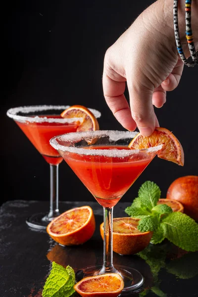 Närbild Kvinnans Hand Med Armband Placera Orange Skiva Ett Glas — Stockfoto