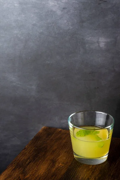 Glasoberseite Mit Limonade Und Minze Auf Dunklem Holztisch Grauer Hintergrund — Stockfoto