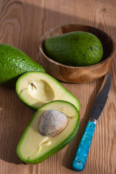 Luchtfoto Van Avocado Één Snede Één Blauw Mes Met Selectieve — Stockfoto