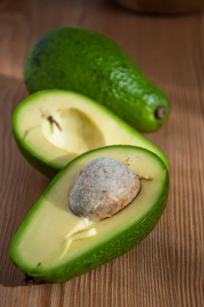 Bovenaanzicht Van Avocado Één Snede Met Selectieve Focus Houten Plaat — Stockfoto