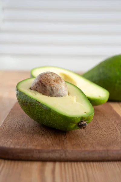 Close Van Een Halve Avocado Nog Een Hele Met Selectieve — Stockfoto