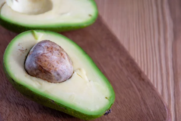 Close Van Half Avocado Met Helft Houten Plank Natuurlijk Licht — Stockfoto