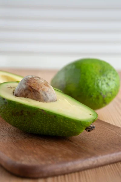 Bovenaanzicht Van Halve Avocado Een Hele Met Selectieve Focus Houten — Stockfoto