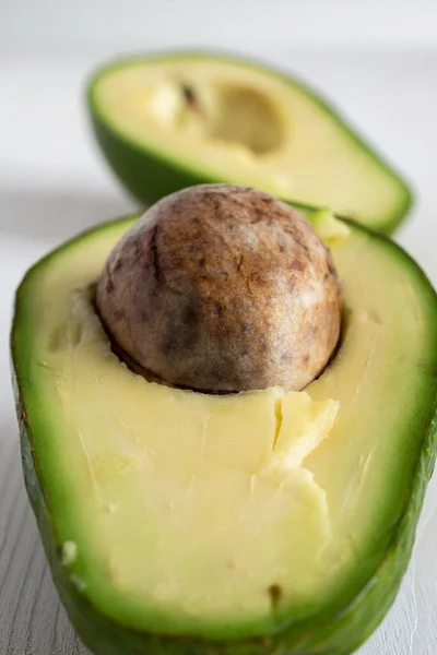 Macro Close Van Twee Halve Avocado Met Zaad Selectieve Focus — Stockfoto