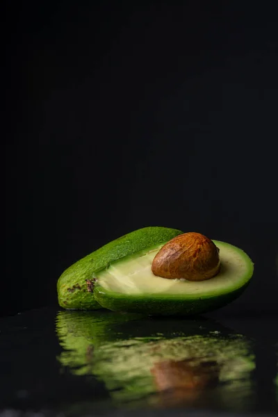 Close Van Een Groene Avocado Gesneden Met Zaad Natte Zwarte — Stockfoto
