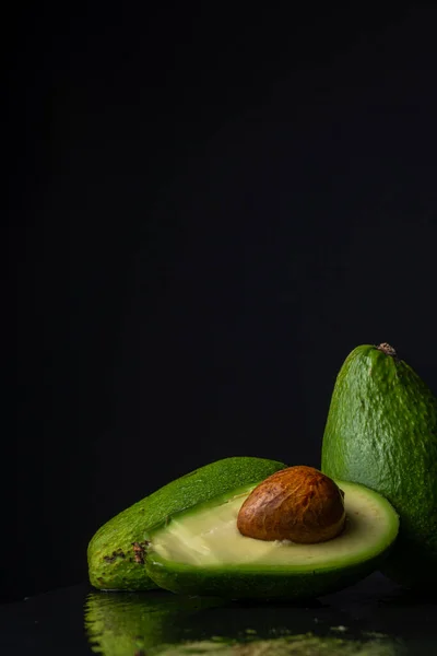 Bovenaanzicht Van Groene Avocado Één Snede Natte Zwarte Leisteen Met — Stockfoto