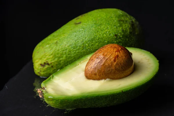 Close Van Groene Avocado Tweeën Gesneden Met Zaad Natte Leisteen — Stockfoto