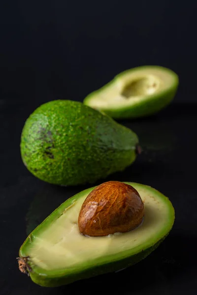 Bovenaanzicht Van Half Groen Avocado Met Zaad Een Geheel Uit — Stockfoto