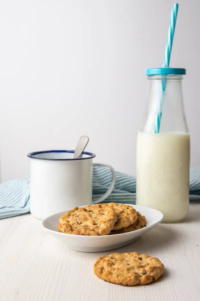 Close Chocolate Chip Cookie White Plate Cup Spoon Bottle Milk — Stock Photo, Image