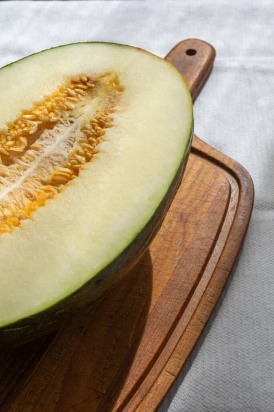Vue Dessus Melon Demi Vert Avec Graines Sur Table Bois — Photo