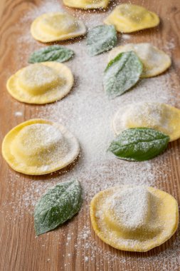 Mantar mantarı ve fesleğenin havadan görünüşü, un düşmüş, ahşap masaya, dikey