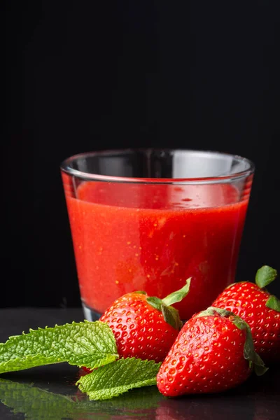 Top View Glass Strawberry Juice Mint Strawberries Slate Black Background — Stock Photo, Image