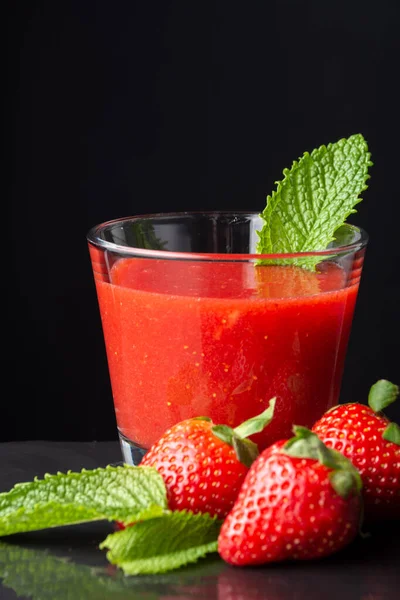 Close Glass Strawberry Juice Mint Leaf Slate Black Background Vertical — Stock Photo, Image