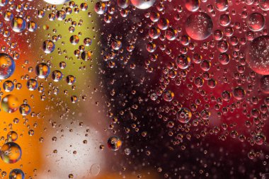 Kırmızı topun arkaplanındaki nesneler