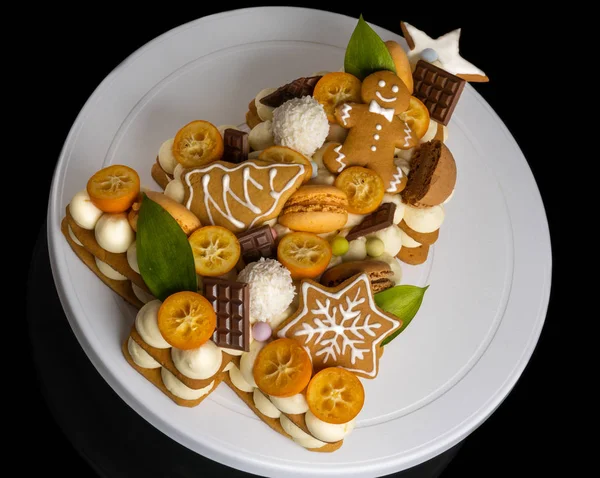 Gâteau de Noël du Nouvel An sous la forme d'un arbre de Noël avec kumquat, chocolat. cookies à la crème et au gingembre — Photo