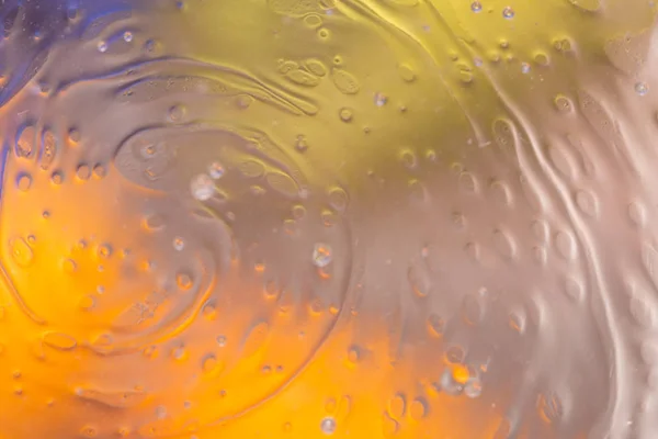 Closeup de água e óleo que gira em espiral — Fotografia de Stock