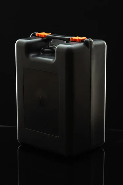 Černý plastový protáhlý kufřík s rukojetí a dvěma oranžovými patentkami na černé — Stock fotografie