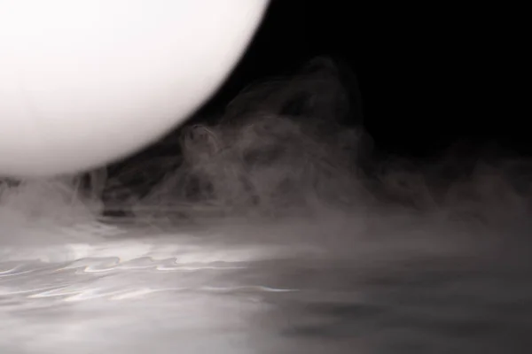 Имитация белого тумана над зеркальной водой на макроснимке лунного света — стоковое фото