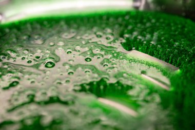 Tavada kaynar yeşil karamel.