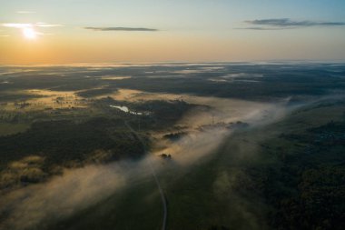 Sisli bir yaz sabahında Göl Ormanı 'nın üzerinden uçmak